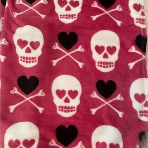Betsey Johnson Pink Skull Heart Crossbones HALLOWEEN Plush Throw Blanket Soft